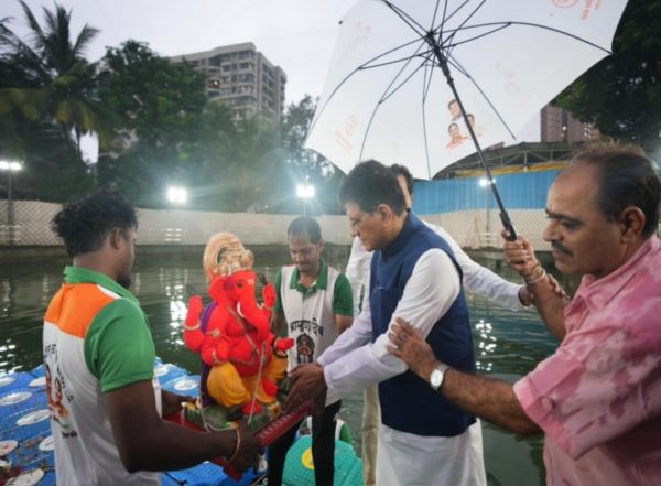India News | Maharashtra: Union Minister Piyush Goyal Performs Ganpati Visarjan in Mumbai