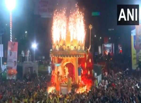 India News | Maharashtra: Devotees Throng to Witness Immersion of Shrimant Bhausaheb Rangari Ganpati in Pune