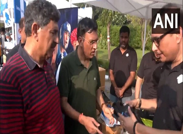 India News | Delhi: Mansukh Mandaviya Visits 'Garv Se Swadeshi' Stalls During 'Fit India' Cycle Rally in Dhyan Chand Stadium