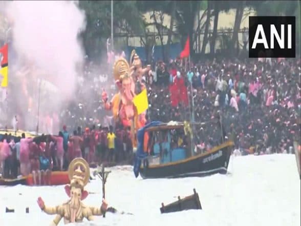 India News | Mumbai: Huge Number of Devotees Take Part in Immersion of Lord Ganesh Idols at Girgaon Chowpatty
