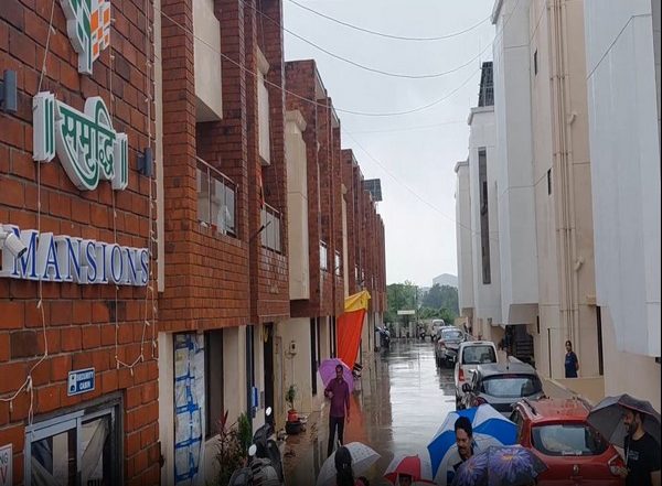 India News | Gujarat: Residents in Vadodara's Vadsar Area Stranded Owing to Heavy Rains, Municipal Corporation Provides Relief Materials