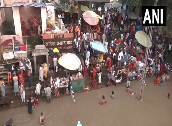 India News | Varanasi: Devotees Take Holy Dip in River Ganga After Total Lunar Eclipse