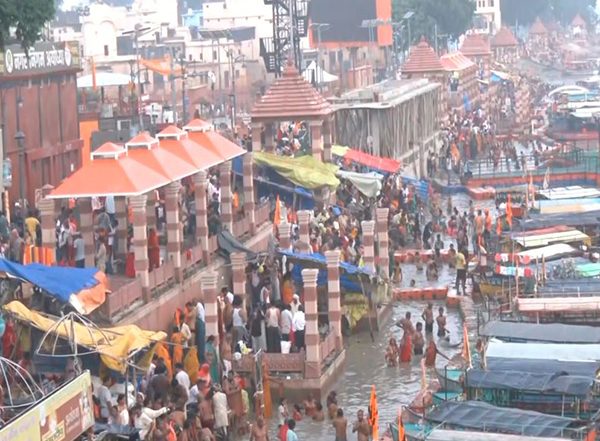 India News | Ayodhya: Devotees Take a Holy Dip in River Saryu After Total Lunar Eclipse