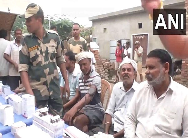 India News |   Punjab: BSF Organises Medical Camp in Flood-hit Area of Fazilka District