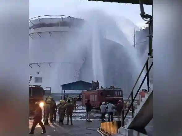 India News | Indian Navy Deploys Choppers to Douse Fire at Petrochemical Complex in Visakhapatnam