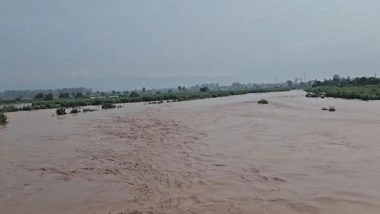 World News | Pakistan: Shahdara Residents Return to Mud-filled Homes as Floods Devastate Punjab