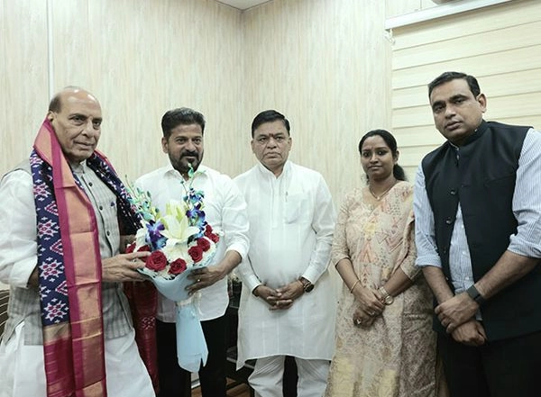 India News | Telangana CM Urges Defence Minister Rajnath Singh to Transfer 98.20 Acres of Defence Land for Gandhi Sarovar Project