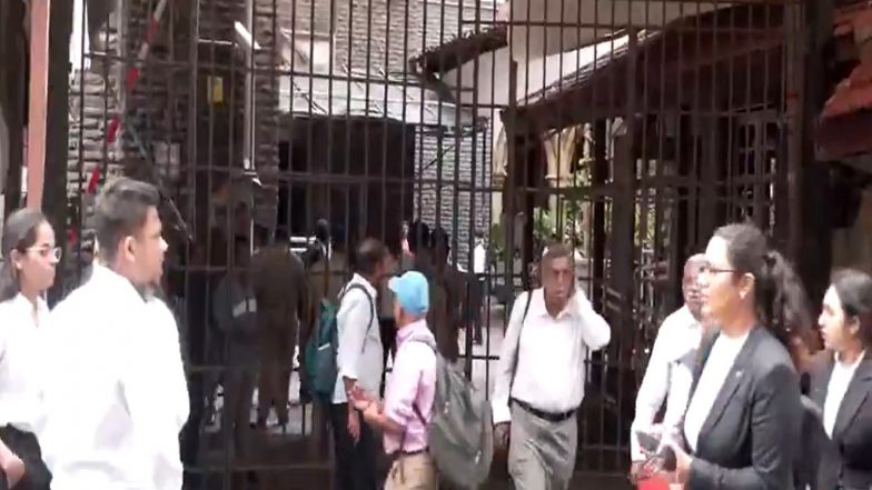 India News | Mumbai Police Registers FIR Against an Unidentified Person over Hoax Bomb Threat Received by Bombay High Court