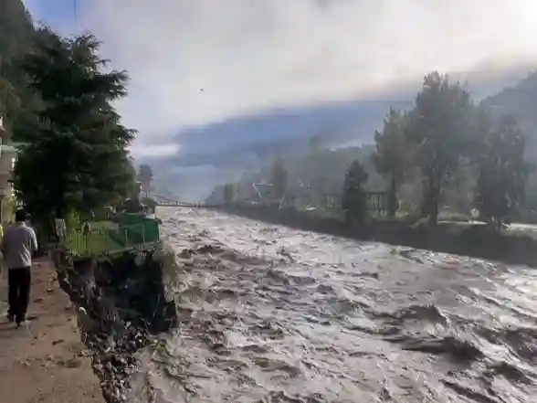 World News | Pakistan: River Levels Stay High Across Sindh as Flood Precautions Continue