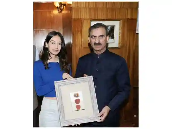 India News | Himachal Pradesh: NIFT Graduate Akshita Sharma Presents Artwork to CM Sukhu