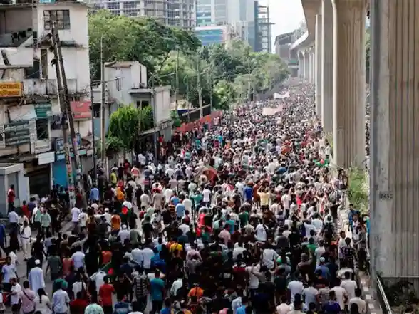 World News | Demonstrators Throw Eggs on Bangladesh Interim Govt Adviser's Car in London