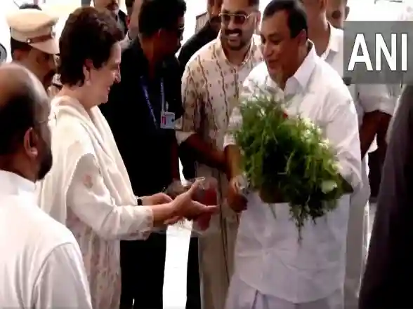 India News | Kerala: Priyanka Gandhi Meets Bishop of Thamarassery, Man-animal Conflict and Representation of Minorities in Parliament Among Main Issues Discussed