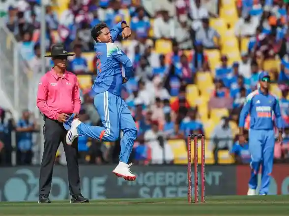 Sports News | Asia Cup: Kuldeep's Spin Magic Bundles Pakistan for 127; India to Chase 128