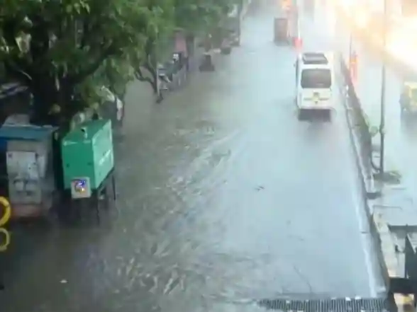 India News | Heavy Rain Triggers Red Alert in Mumbai, Traffic Hit Due to Waterlogging