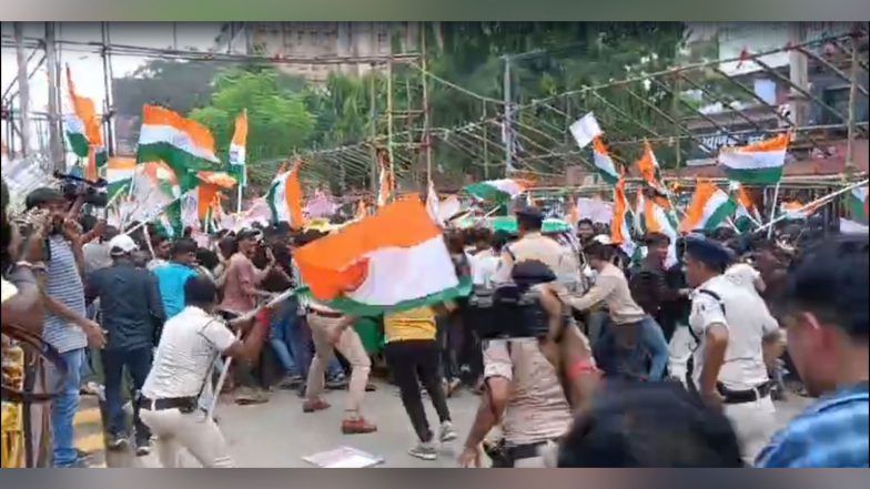 India News | Bihar Police, Aspirants Clash in Patna During Job Vacancy Protest; Official Swings National Flag on Students