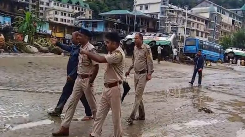 India News |    House Collapsed in Mandi Due to Landslide, 3 People Feared to Be Trapped Under the Debris