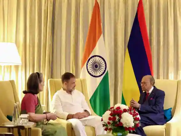 World News | Congress Leaders Sonia Gandhi, Rahul Gandhi Meet with Mauritius PM Navinchandra Ramgoolam