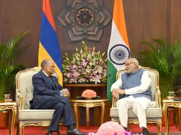 World News | Vice President CP Radhakrishnan Meets Mauritius PM Ramgoolam, Discussions on Trade and Economics Held