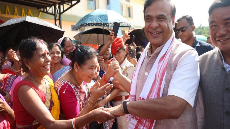 India News | Assam: CM Sarma Presents Cheques to Beneficiaries of Mukhyamantri Mahila Sabalikaran Abhiyan