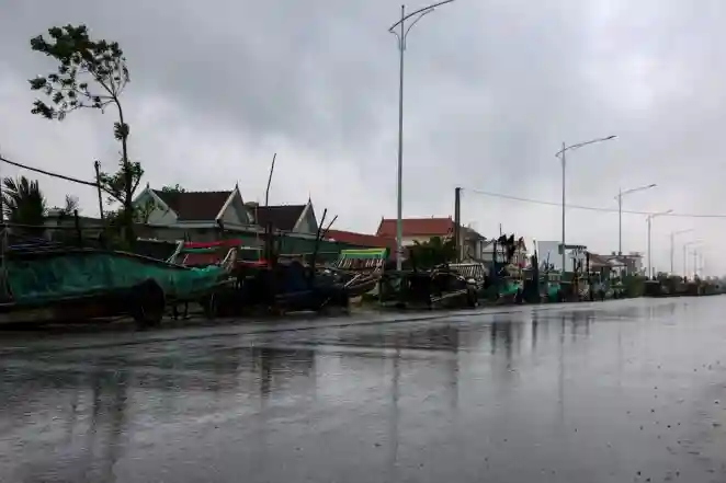 World News | Airport Shut, Thousands Evacuted in Vietnam as Typhoon Bualoi Approches
