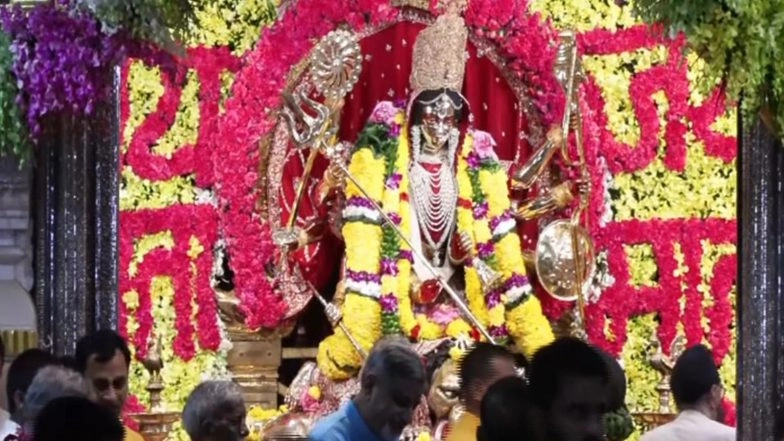 India News | Delhi: Morning Aarti Offered at Shree Adya Katyayani Shaktipeeth Mandir on Seventh Day of Navratri