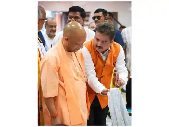 Business News | Uttar Pradesh CM Yogi Adityanath Ji Visits Ada Studio to Celebrate Chikankari Heritage