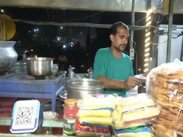 Entertainment News | Food Stalls Allowed to Remain Open Till Early Morning in Gujarat During Navratri; Vendors Hail Government Move
