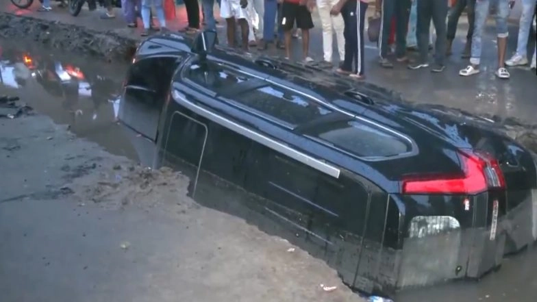 Mahindra Scorpio-N Flips Onto Side After Falling Into Water-Filled Pothole Outside Patna Junction, SUV Owner Nitu Singh Choubey Calls Incident ‘Conspiracy To Defame Bihar Govt’ (Videos)
