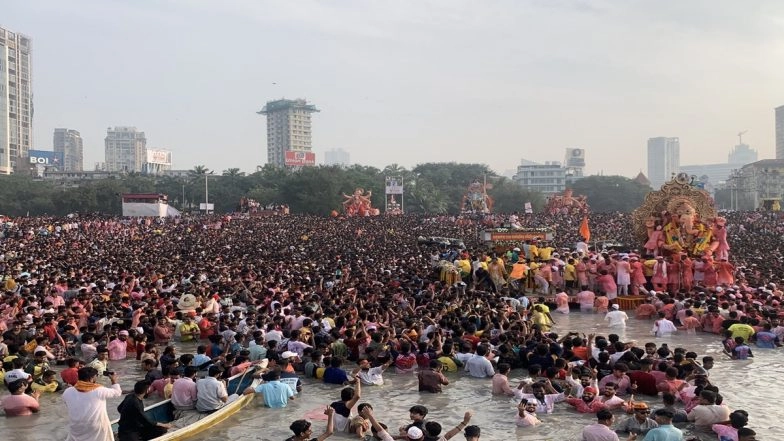 Mumbai Ganesh Visarjan 2025: Over 100 Mobile Phones, Several Gold Chains Stolen During Lalbaugcha Raja Immersion