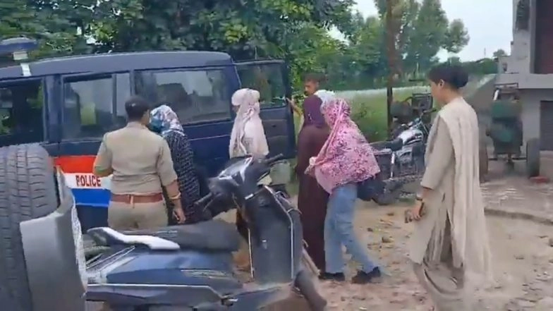 Hathras: 'OYO Hotel' Raided by UP Police, 12 Boys and 8 Girls Arrested (Watch Video)