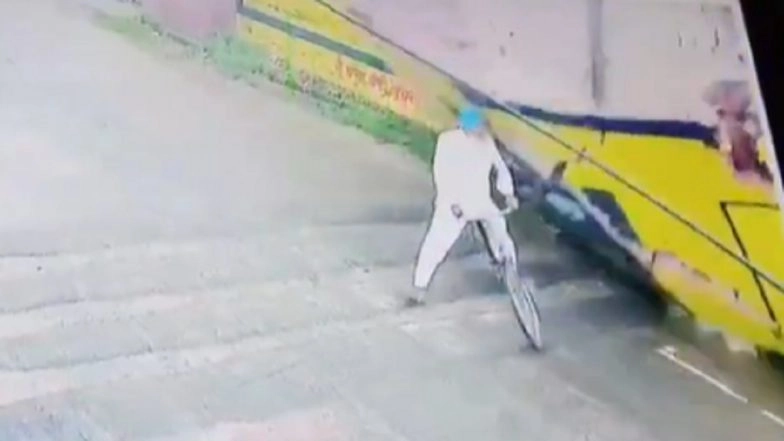 Mansa Shocker: Elderly Man Riding Bicycle in Punjab's Jawharke Village Dies After Boundary Wall Collapses on Him, Disturbing Video Surfaces
