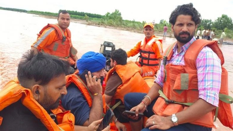 Punjab Floods: Former Indian Hockey Team Captain Rupinder Pal Singh Distributes Relief Materials in Flood Affected Areas at Gurdaspur, Wins Hearts (See Pic)