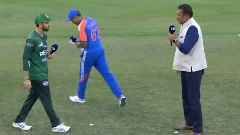 Suryakumar Yadav Avoids Handshake With Salman Ali Agha During Toss Ahead of IND vs PAK Asia Cup 2025 Super 4 Match (Watch Video)