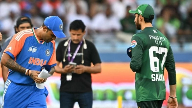 Suryakumar Yadav Avoids Handshake With Salman Ali Agha Again During Toss Ahead of IND vs PAK Asia Cup 2025 Final (Watch Video)