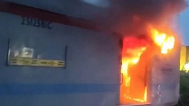 Uttar Pradesh Train Fire: Massive Blaze Erupts in Luggage Van of Anand Vihar-Purnea Special Train at Sahibabad Station, Videos of 'Burning Train' Surface