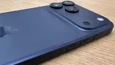 iPhone 17 'Scratch Gate': Buyers Complain About Scratches on iPhone 17 Pro Models and iPhone Air Right Out of the Box (See Pics)