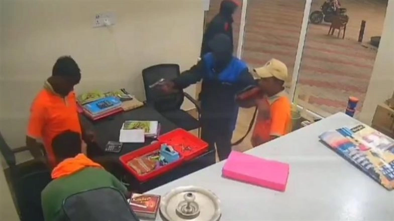Purulia: 4 Masked Men Hold Petrol Pump Staff on Gunpoint, Flee With INR 1 Lakh in West Bengal; CCTV Video Surfaces
