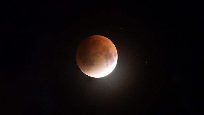 Blood Moon Total Lunar Eclipse 2025: Thousand Gathers in Different Cities Under Skies to Witness Chandra Grahan (Watch Videos)