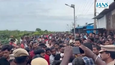 Tamil Nadu: Migrant Workers’ Protest Turns Violent After Colleague’s Accidental Death in Kattupalli (Watch Video)