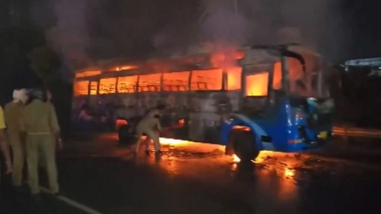 Uttar Pradesh Bus Fire: Blaze Erupts Inside Vehicle in Bulandshahr’s Khurja Dehat Area; No Casualties Reported (Watch Video)