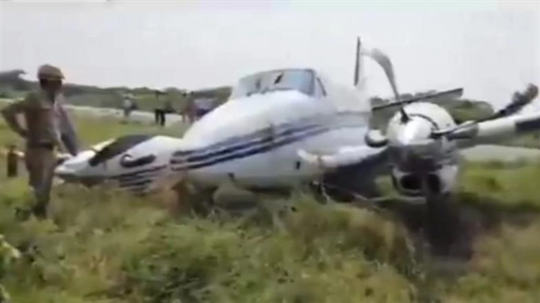 Farrukhabad Plane Mishap: Private Jet Skids Off Runway at Mohammadabad Airstrip, Narrowly Misses Boundary Wall; All 6 Onboard Escape Unhurt (Videos)