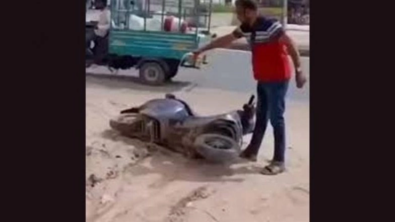 Gujarat: Customer Sets Ola Scooter on Fire Outside Palanpur Showroom, Alleges Company Ignored Complaints About Steering Failure (Video)