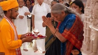 Nirmala Sitharaman’s Ayodhya Visit: Union Finance Minister Performs Aarti of Lord Ram Lalla With Family at Ram Janmabhoomi Temple (See Pics)