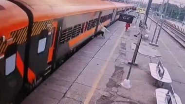 Aligarh: GRP Constable Saves Passenger Who Fell After Jumping Off Moving Train; Video of Heroic Act Goes Viral