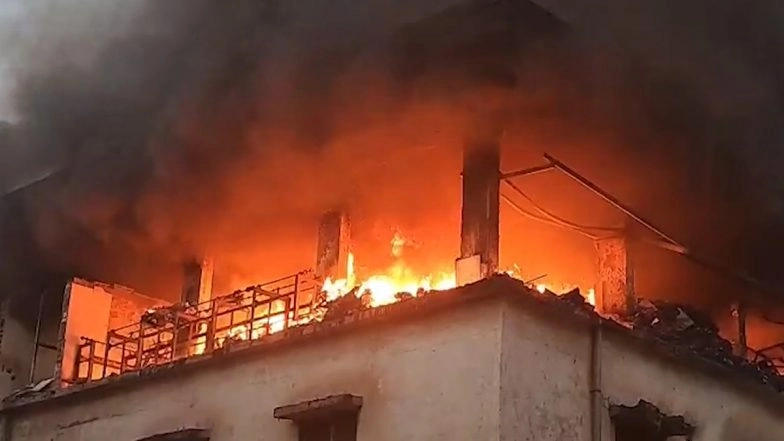 Bhiwandi Fire: Gas Cylinder Explosions Suspected As Massive Blaze at Mahaveer Synthetic Company Collapses Wall in Maharashtra, Investigation Underway (Watch Video)