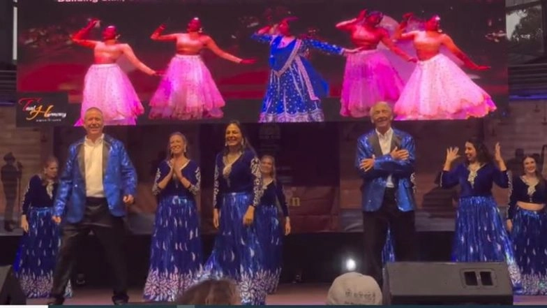 Os prefeitos dos EUA, Harold Weinbrecht e TJ Cawley, dançam a canção de Bollywood ‘Chunari Chunari’ no evento de Diwali na Carolina do Norte; O vídeo se torna viral Os prefeitos dos EUA, Harold Weinbrecht e TJ Cawley, dançam a canção de Bollywood ‘Chunari Chunari’ no evento de Diwali na Carolina do Norte; O vídeo se torna viral