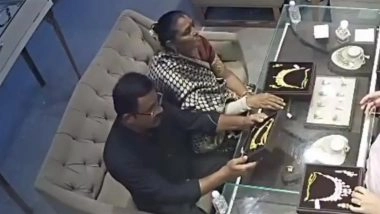 Theft Caught on Camera in Bulandshahr: Woman Steals Gold Necklace Worth INR 6 Lakh From Pandit Jewellers in UP, Police Launch Probe After Video Goes Viral