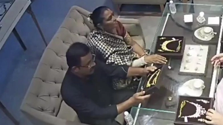 Theft Caught on Camera in Bulandshahr: Woman Steals Gold Necklace Worth INR 6 Lakh From Pandit Jewellers in UP, Police Launch Probe After Video Goes Viral