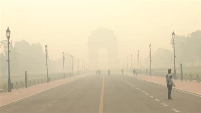 Delhi Air Pollution: Dense Smog Engulfs National Capital As AQI Crosses 400 Post-Diwali Celebrations (Watch Videos)