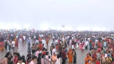 Chhath Puja 2025: Devotees Offer ‘Usha Arghya’ to Rising Sun on Last Day of Chhath Puja (Watch Video)
